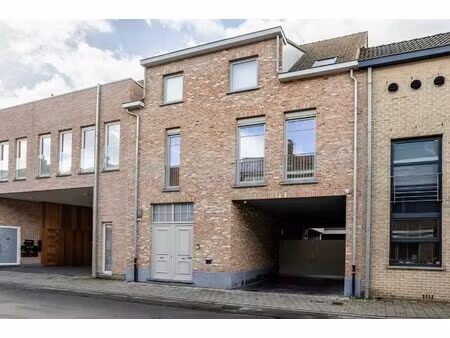 woning met bureau en magazijn van 431 m² in gentbrugge