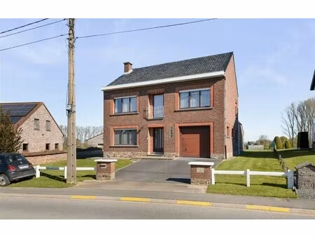 op te frissen 4 gevelwoning met tuin op 10are92 met prachtig zicht over weilanden