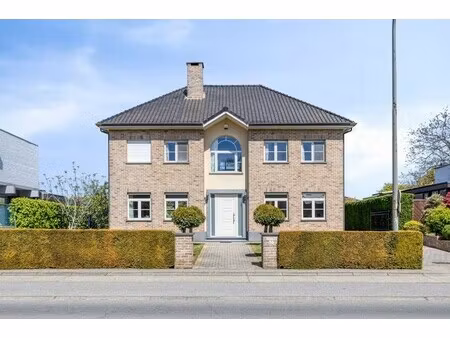 prachtige vrijstaande villa met 5 (+3) slaapkamers  garage en omheinde tuin  ideaal gelege