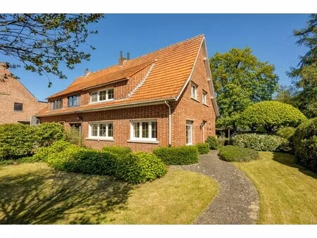 charmante woning met 4 slpks op 742 m² met achteringang