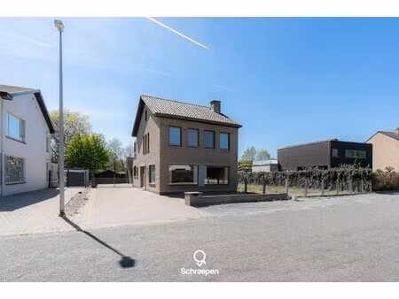 ruime gezinswoning (192 m²) met 3 slpks op wandelafstand van zonhoven-centrum!