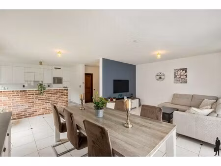 ruim 3 slaapkamer appartement (111 m²) te tisselt.