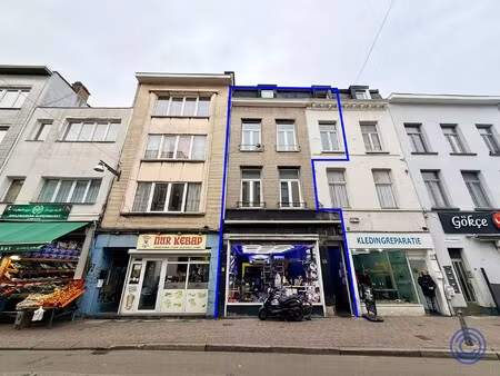 handelshuis ca. 255m² opgedeeld in winkel en 2 appartement op top locatie!