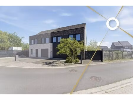 exclusieve  energiezuinige halfopen bebouwing (2017) met 4 slaapkamers  zonnige tuin en ho