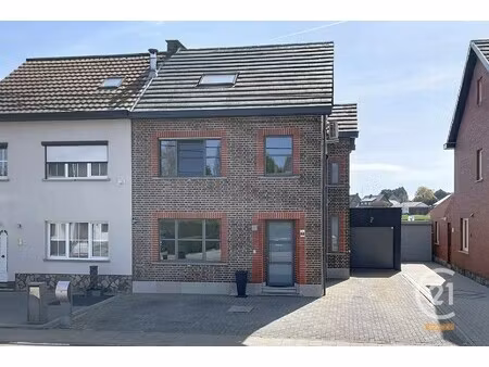 instapklare  goed onderhouden gezinswoning met ruime garage.