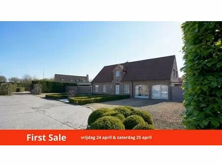 ruime villa op 1.617 m² met kantoor/praktijk aan huis