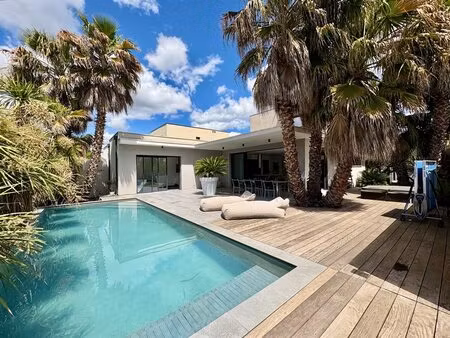 lattes - villa contemporaine avec piscine et jacuzzi
