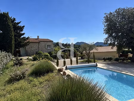 belle propriété avec vue dégagée  piscine et dépendances à