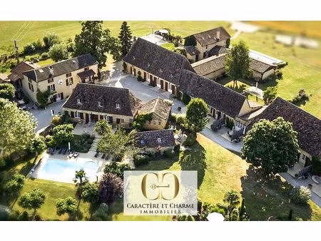 domaine touristique en dordogne: 11 gîtes - 5 piscines - tennis - 3 5 hectares