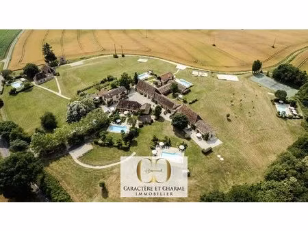 domaine touristique en dordogne: 11 gîtes - 5 piscines - tennis - 3 5 hectares