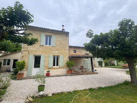maison en pierre avec vue sur les vignobles