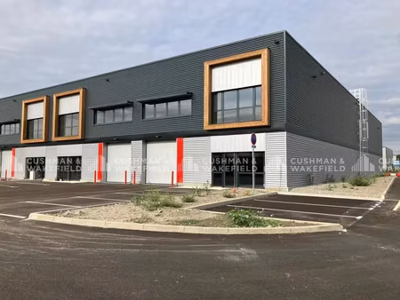 location local d’activités manosque 04100 914m²