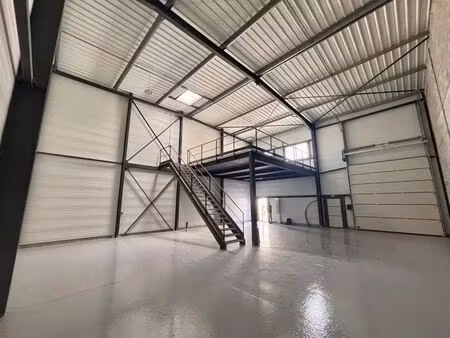 location local d’activités signes 83870 231m²
