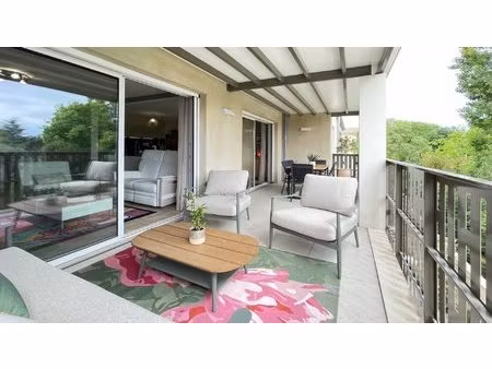 uzès centre ville  appartement avec terrasse  piscine et garage