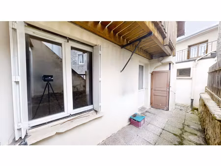 maison en pierres comprenant 2 duplex + garage et cave
