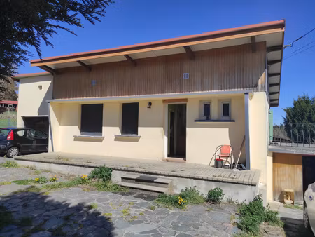 maison à rénover avec annexes et terrain attenant.