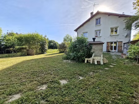 propriété composée de 2 habitations à proximité de toutes les commodités entre cuiseaux et