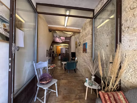maison de ville avec terrasse et commerce à pézenas!!!