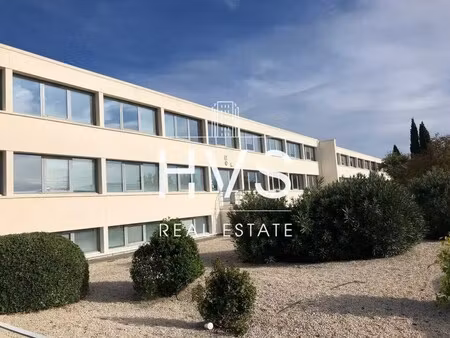 location bureaux 93 m²