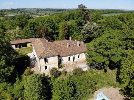 château de caractère au coeur d'un parc arboré