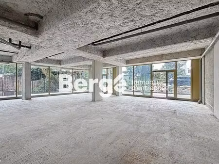 location commerce saint-laurent-du-var 06700 238m²