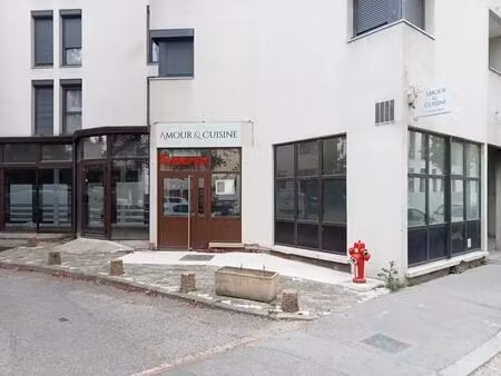 location commerce villeurbanne 69100 136m²