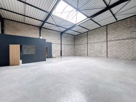 location locaux professionnels 195 m² à savigneux (42600)  nan €