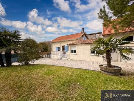 maison en pierre avec dependances