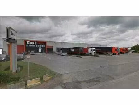 site logistique avec espace de bureaux entre e40 et e403