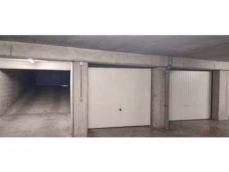 garage fermé en sous-sol sécurisé