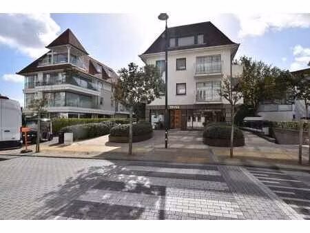 garage double en largeur dans une résidence sur la kustlaan
