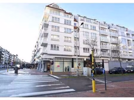 place de parking au croisement de l'avenue lippens et de la