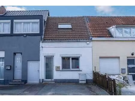 maison prête à emménager avec jardin  allée et environnemen