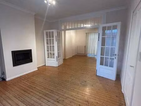 bureaux à louer dans une maison de maître avec jardin