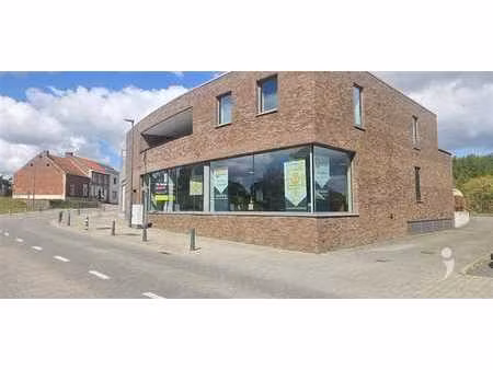 kantoor/winkel met grote vitrine