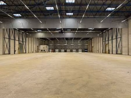 entrepôt de 5 798 m² avec 16 quais de chargement et burea...