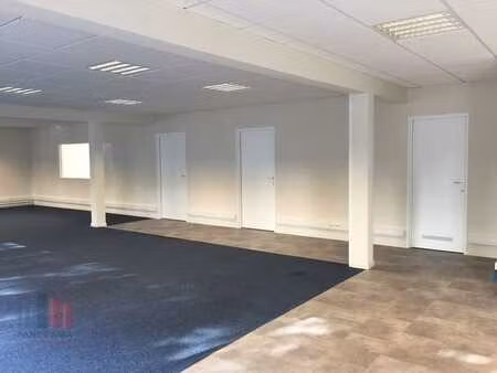 270 m² de bureaux avec 90 m² d'entrepôt près de l'e40