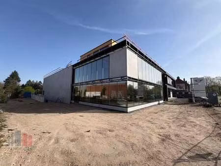 commerciële ruimte van 2.570 m² met uitstekende visibilit...