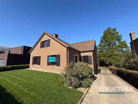 maison avec 4 chambres  double garage et jardin.