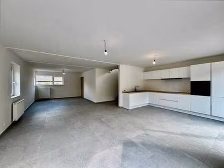 maison neuve dans un quartier résidentiel calme