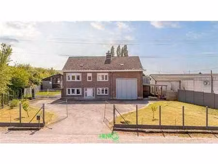 superbe maison rénovée avec annexe-garage et grand jardin.