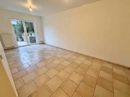 appartement + garage au rez-de-chaussée à gilly