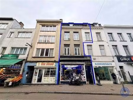 handelshuis ca. 255m² opgedeeld in winkel en 2 appartement o