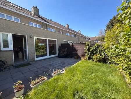 dans un clos  belle maison en tres bon etat  garage + jardin