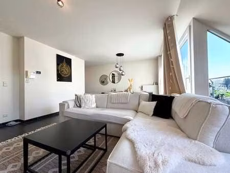 een prachtige duplex met 2 grote slaapkamers  een volledig i