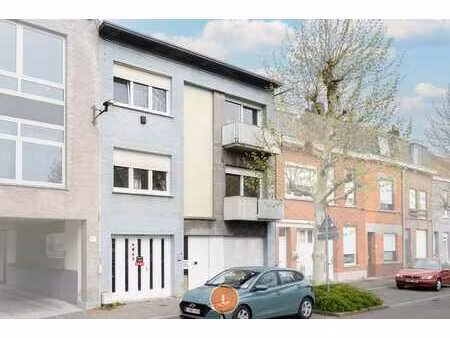 interessant opbrengsteigendom met 3 appartementen en 5 ga...