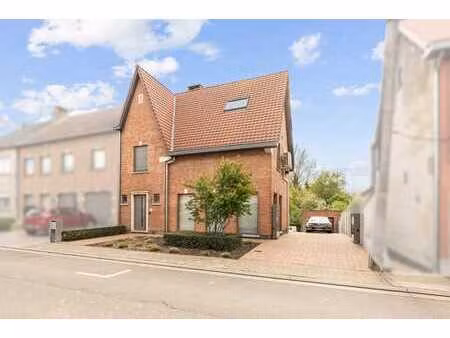 maison avec 3 chambres  beau jardin et garage