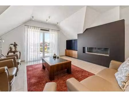 appartement en duplex avec terrasse et parking.