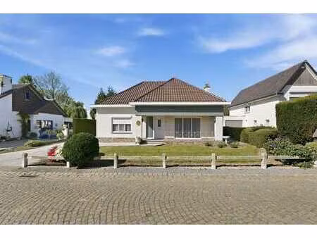 charmante bungalow met veranda en garage in rustige straa...