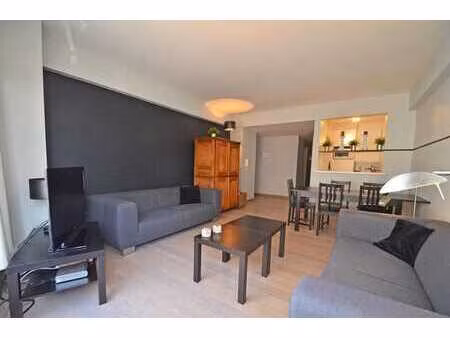 bel appartement meublé avec vue latérale sur mer au zoute.